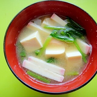 豆腐とほうれん草かまぼこの味噌汁